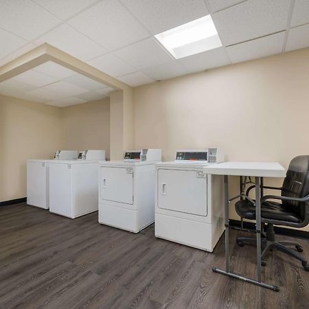 Best Western Detroit Ливония Екстериор снимка