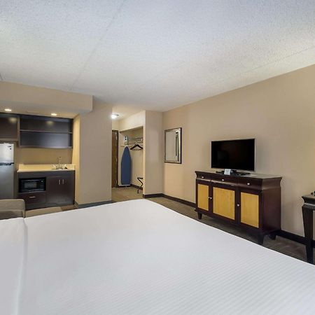 Best Western Detroit Ливония Екстериор снимка