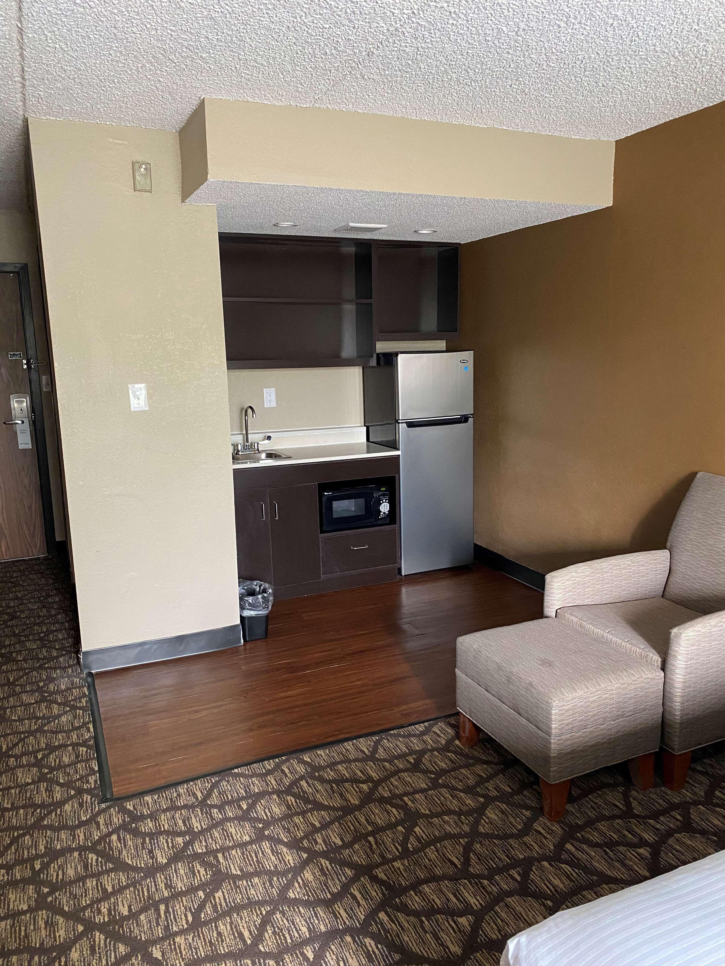 Best Western Detroit Ливония Екстериор снимка