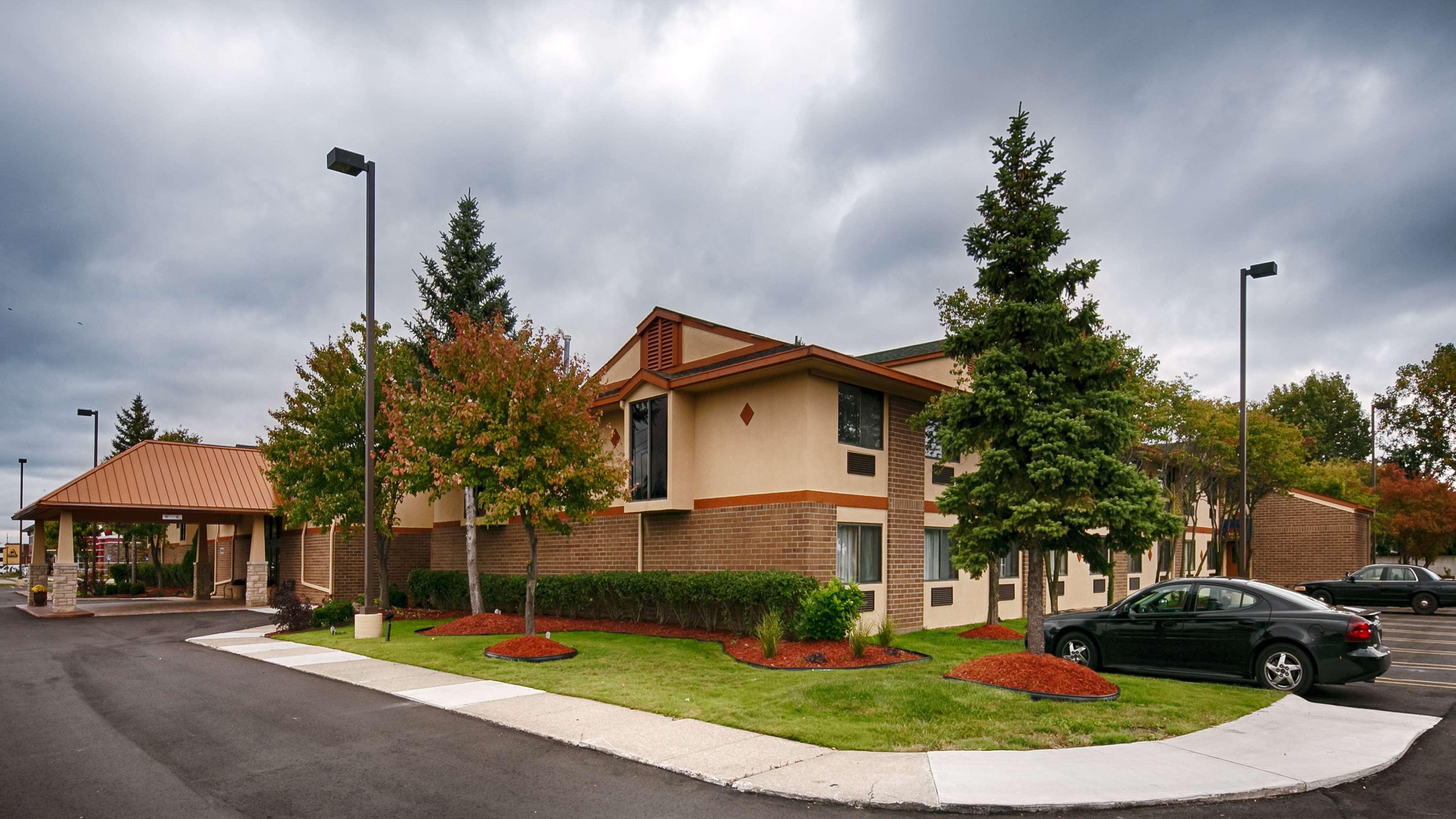 Best Western Detroit Ливония Екстериор снимка