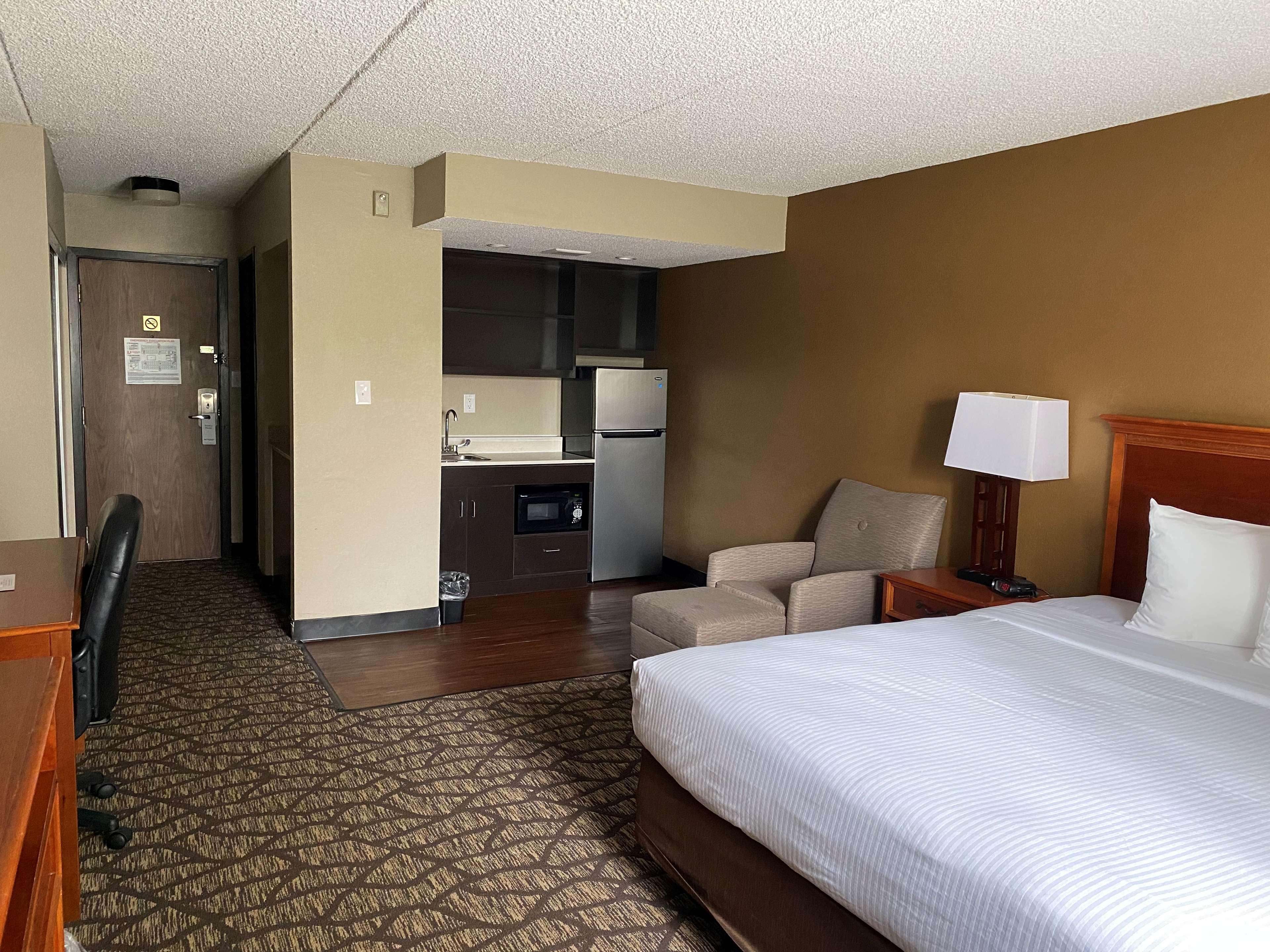 Best Western Detroit Ливония Екстериор снимка