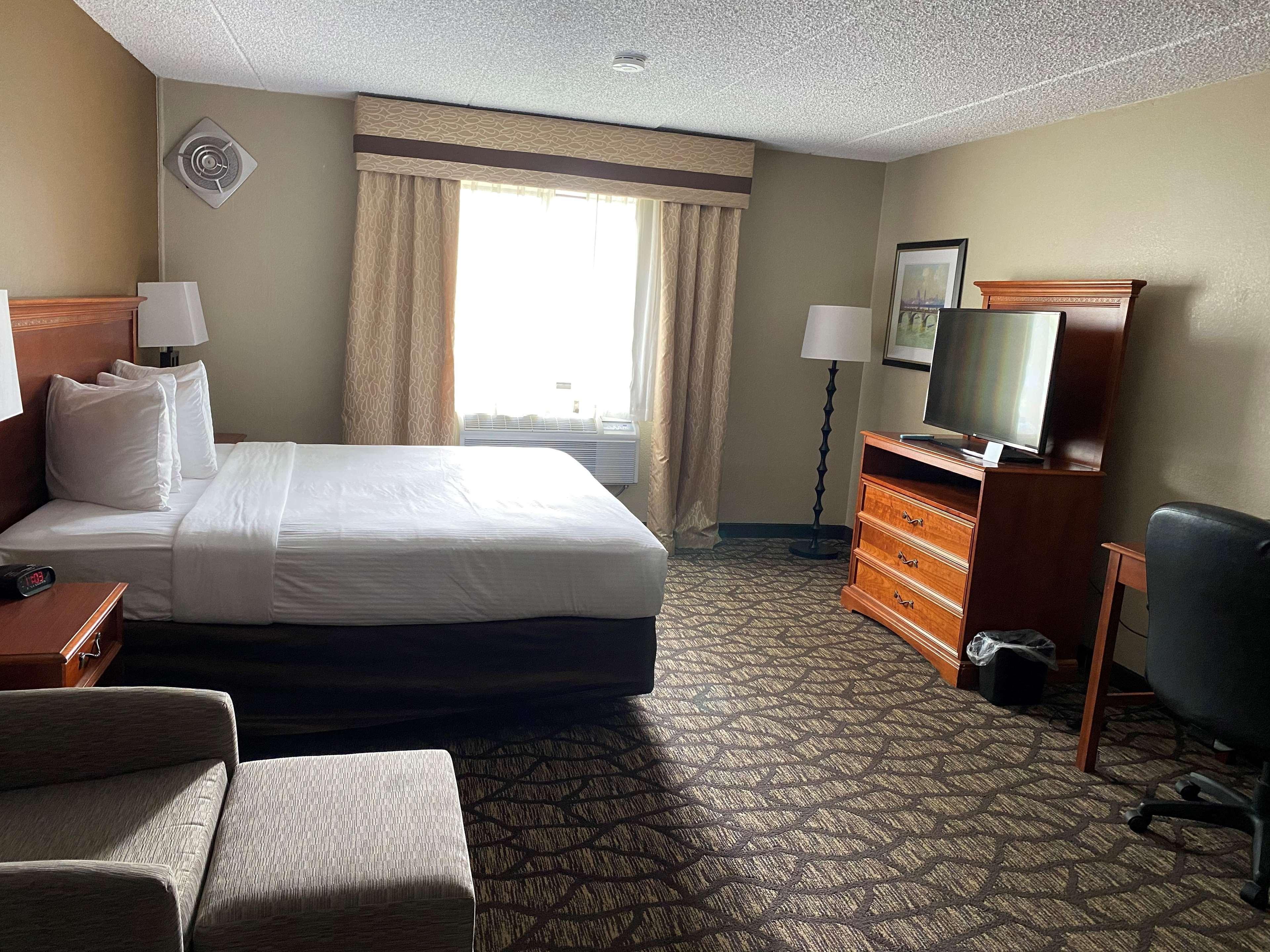 Best Western Detroit Ливония Екстериор снимка