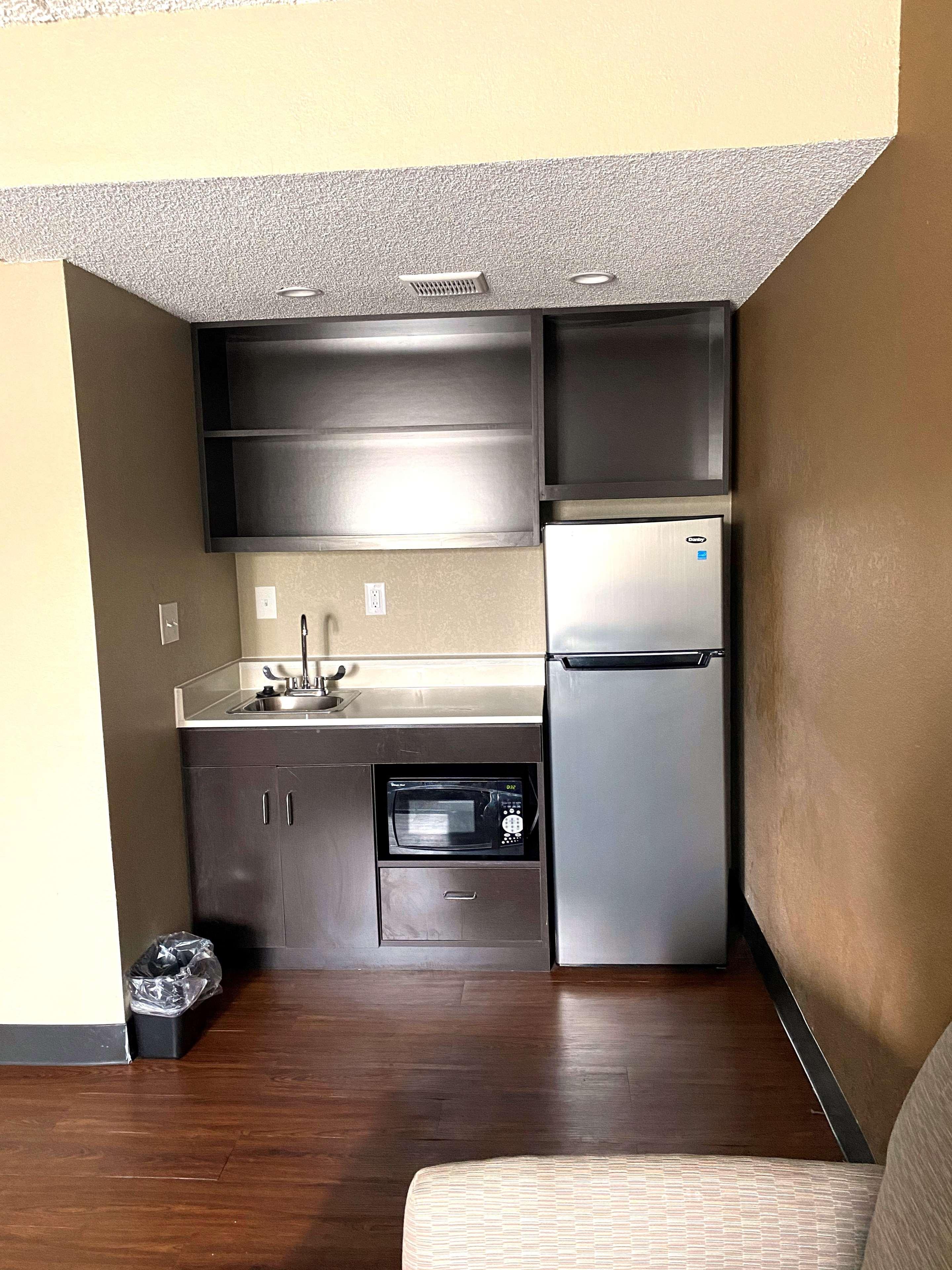 Best Western Detroit Ливония Екстериор снимка