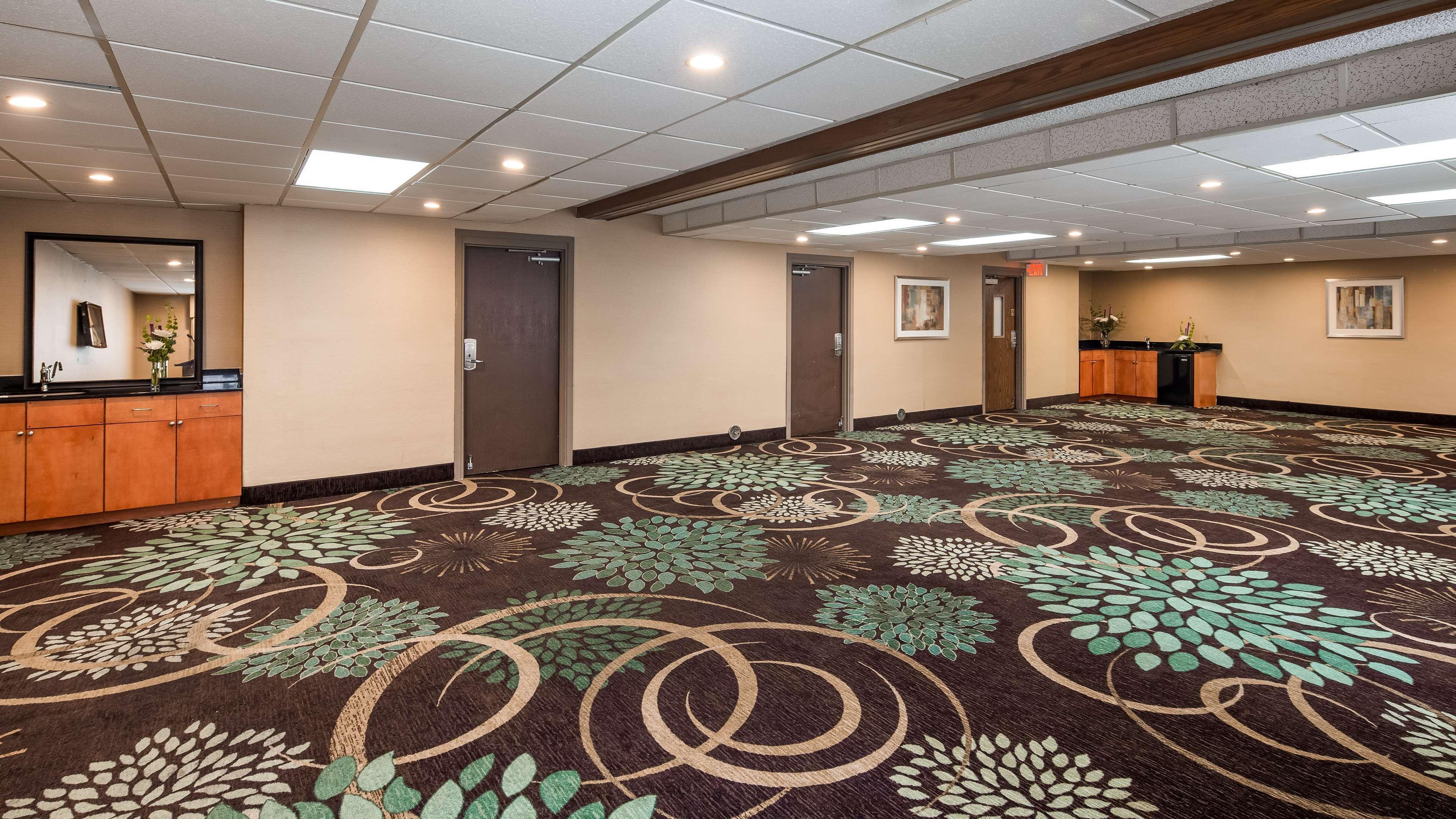Best Western Detroit Ливония Екстериор снимка