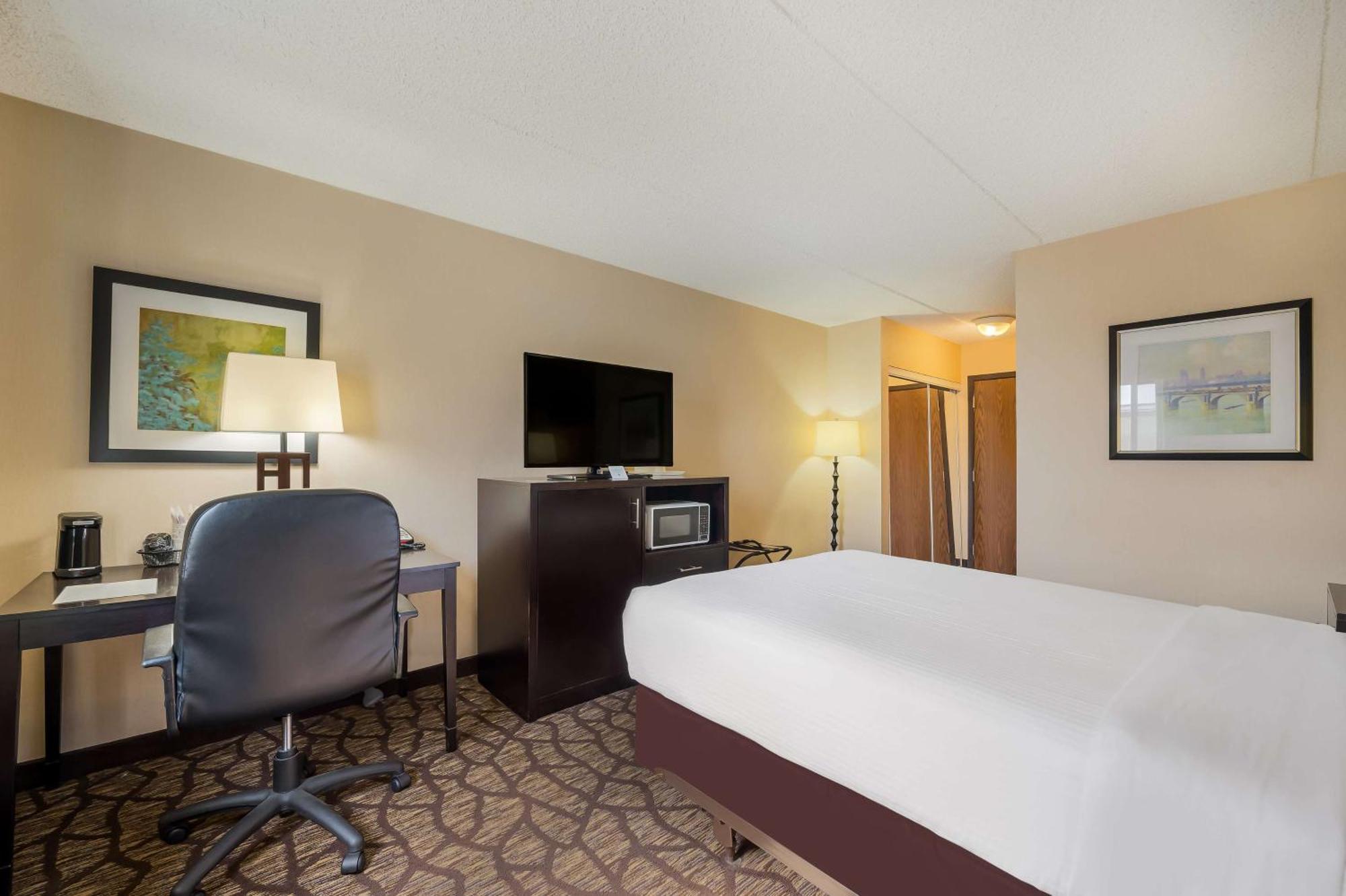 Best Western Detroit Ливония Екстериор снимка