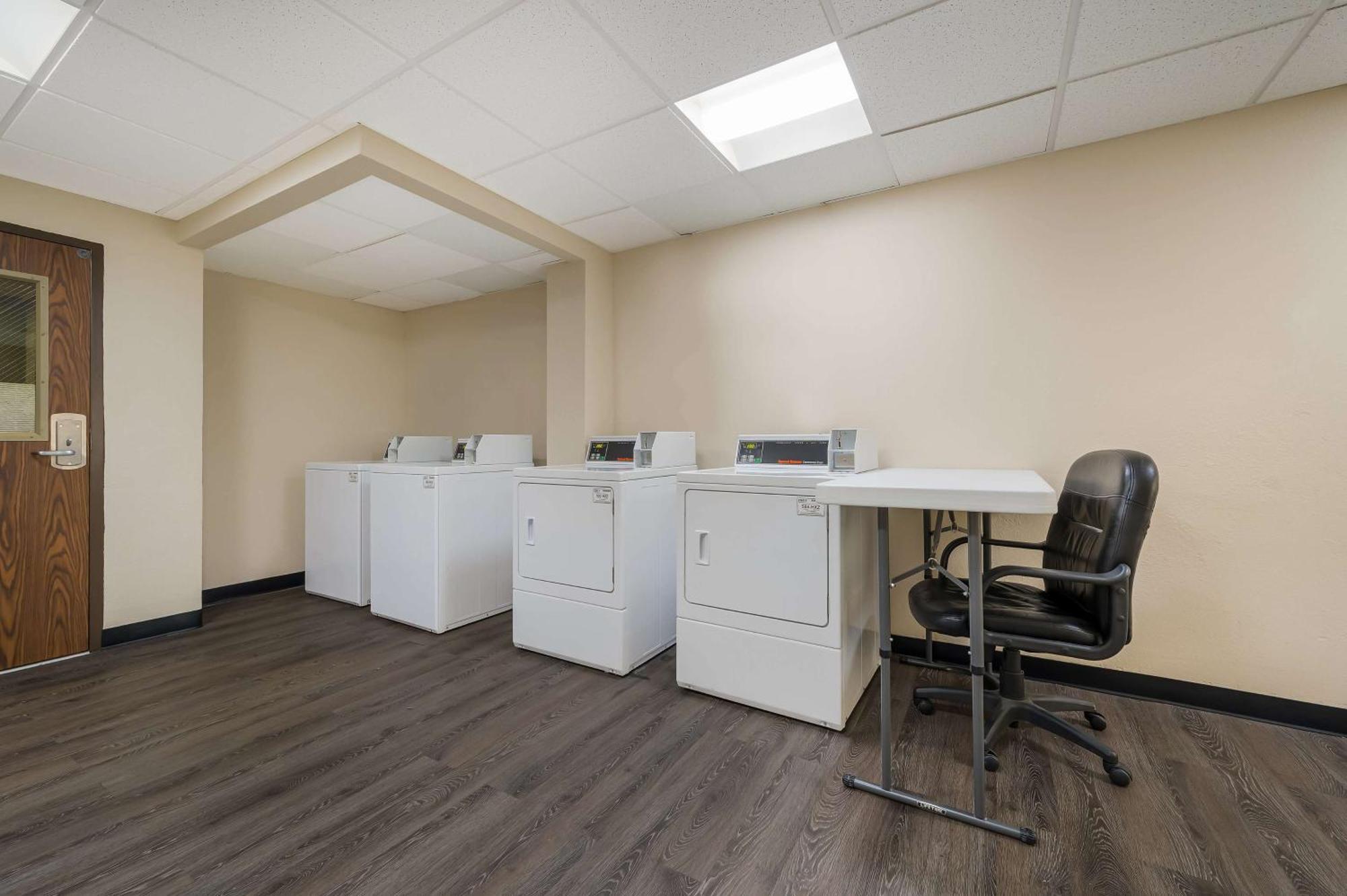 Best Western Detroit Ливония Екстериор снимка