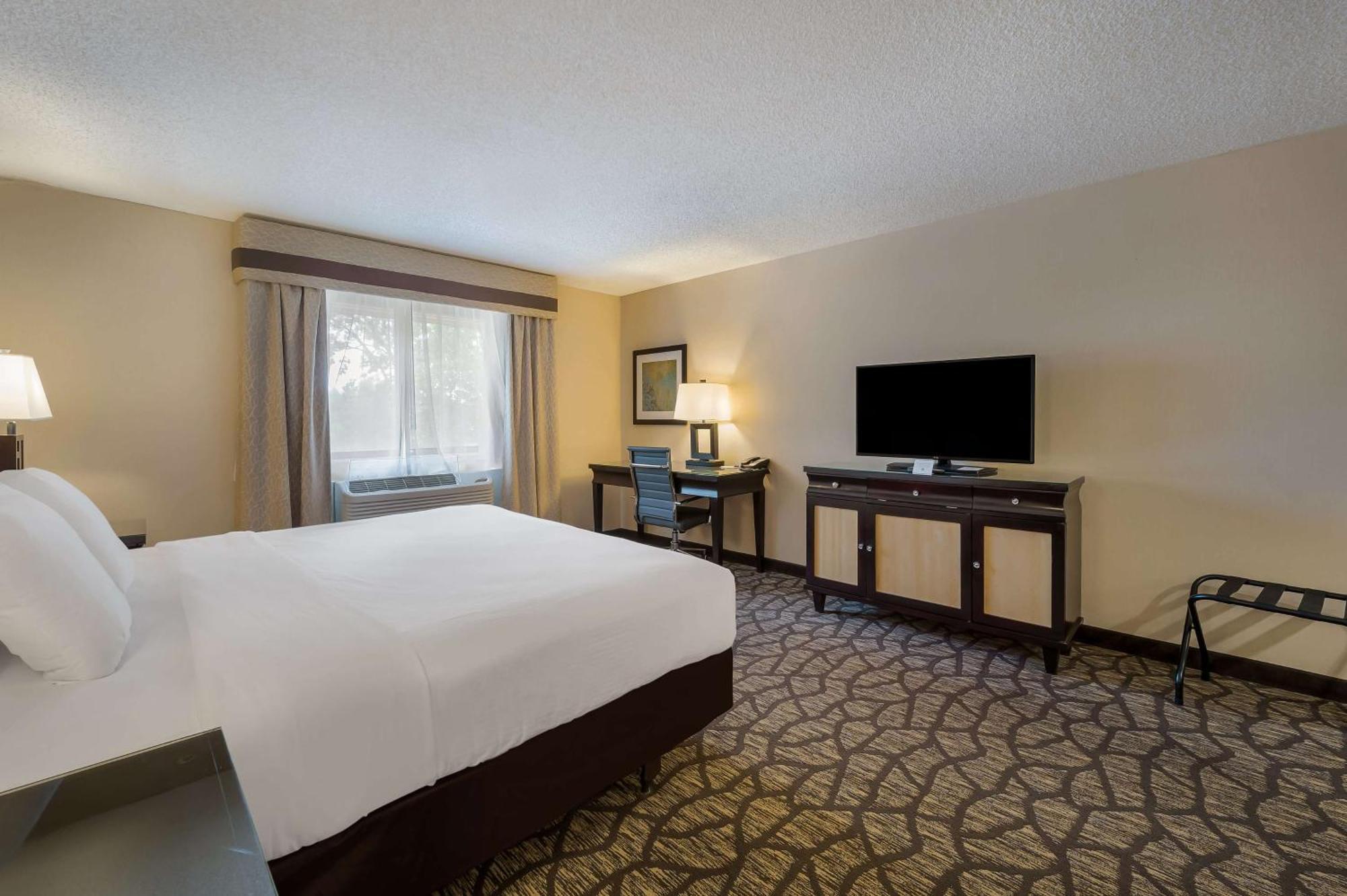 Best Western Detroit Ливония Екстериор снимка