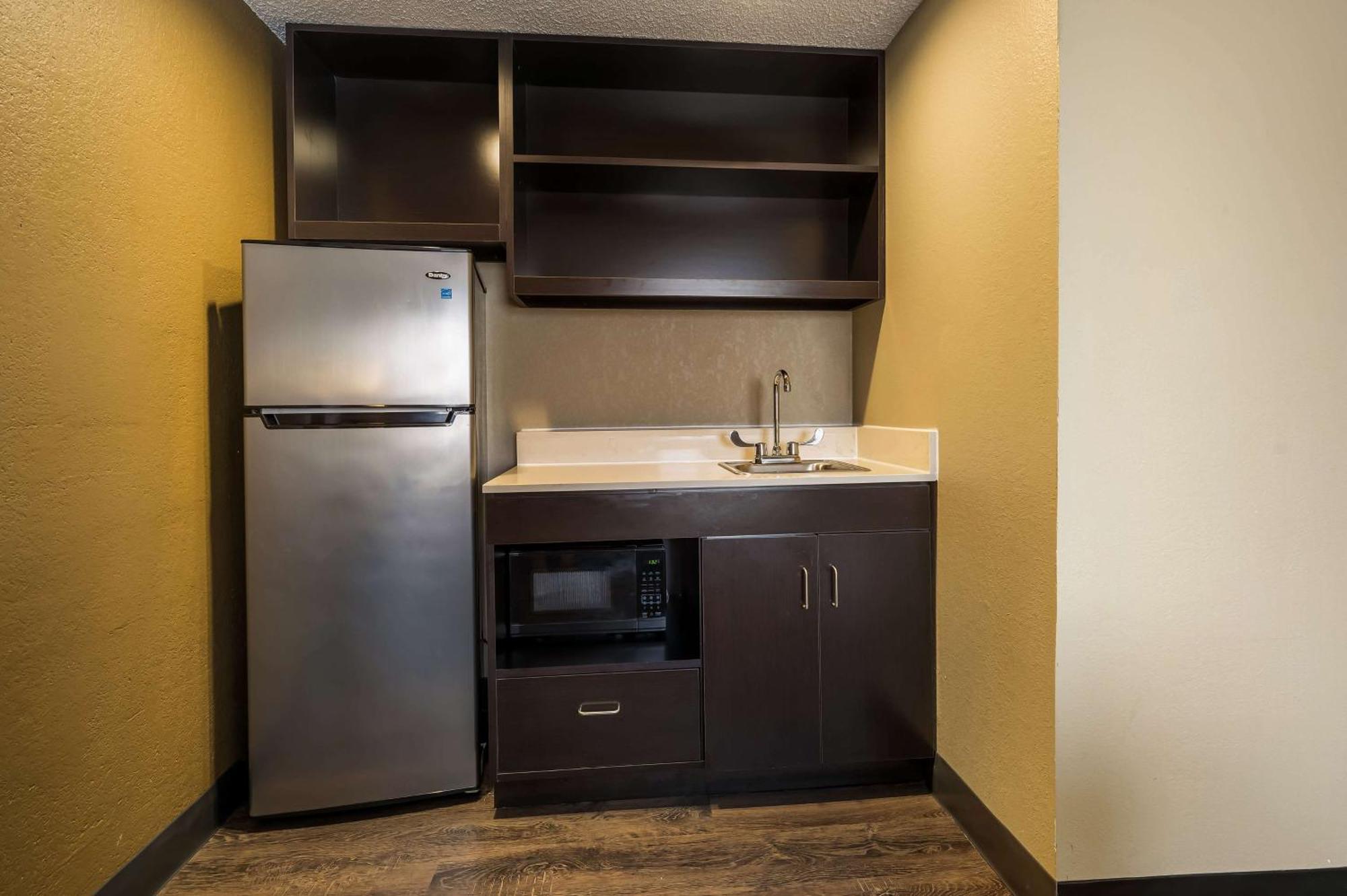 Best Western Detroit Ливония Екстериор снимка