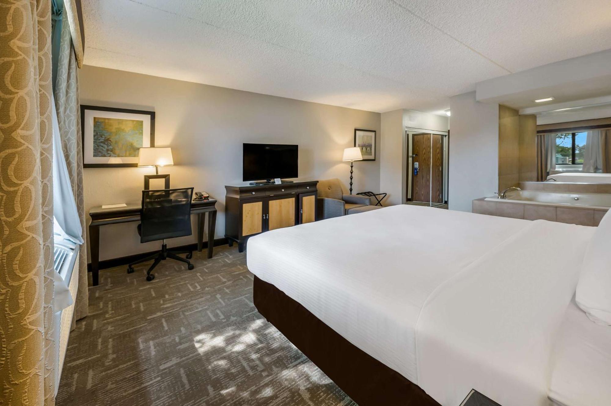 Best Western Detroit Ливония Екстериор снимка
