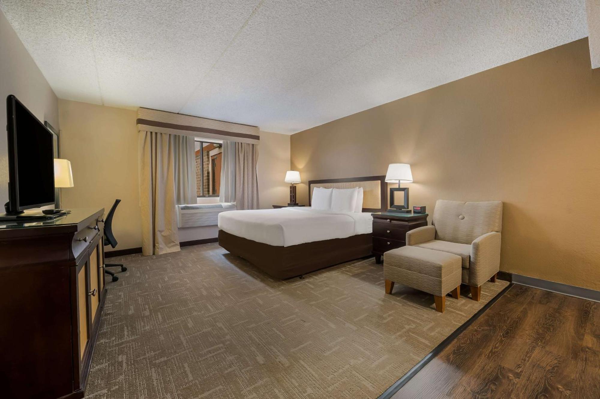 Best Western Detroit Ливония Екстериор снимка