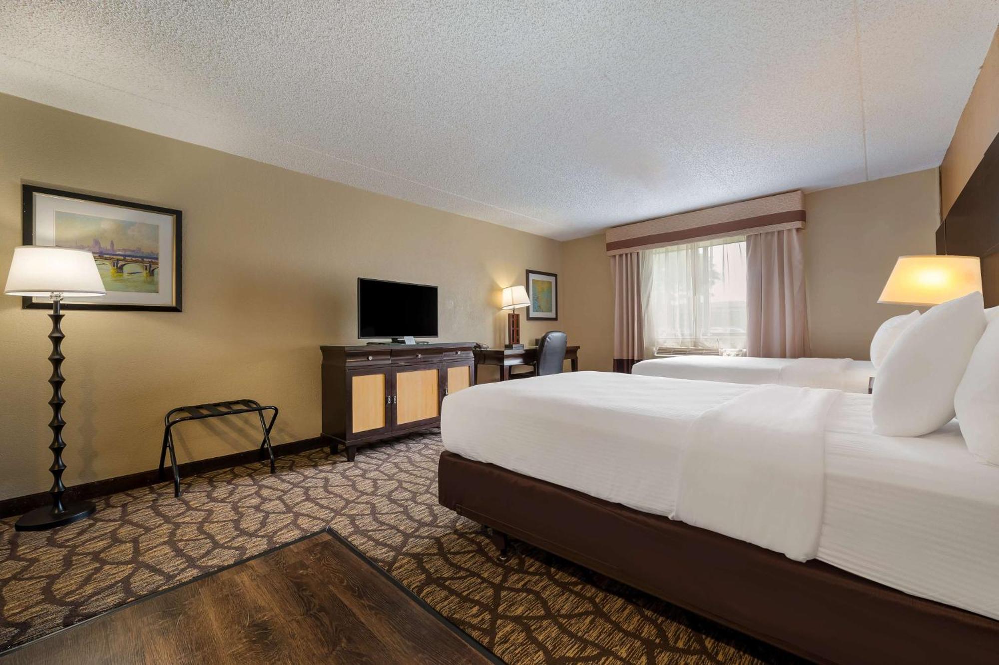 Best Western Detroit Ливония Екстериор снимка