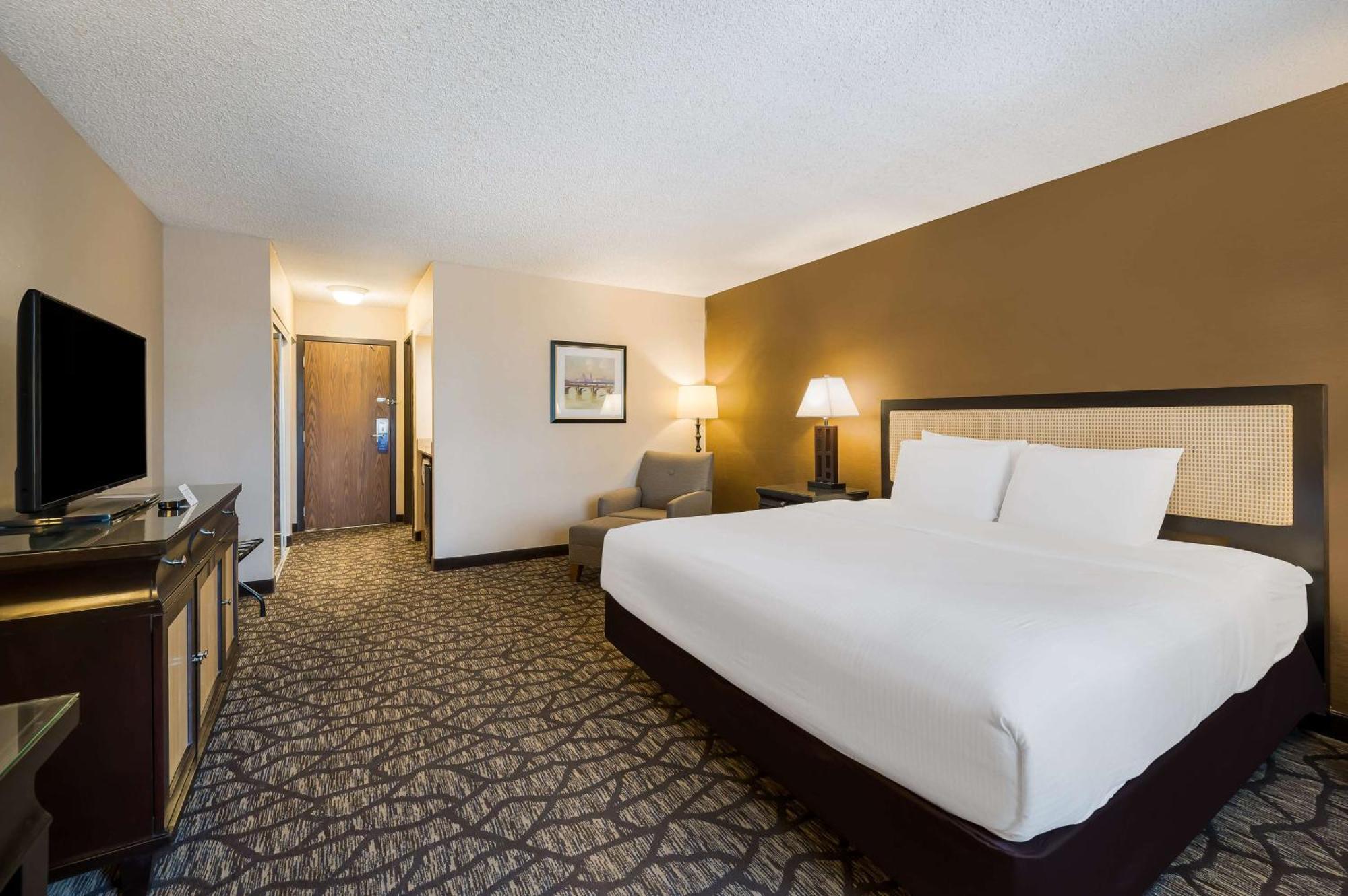 Best Western Detroit Ливония Екстериор снимка