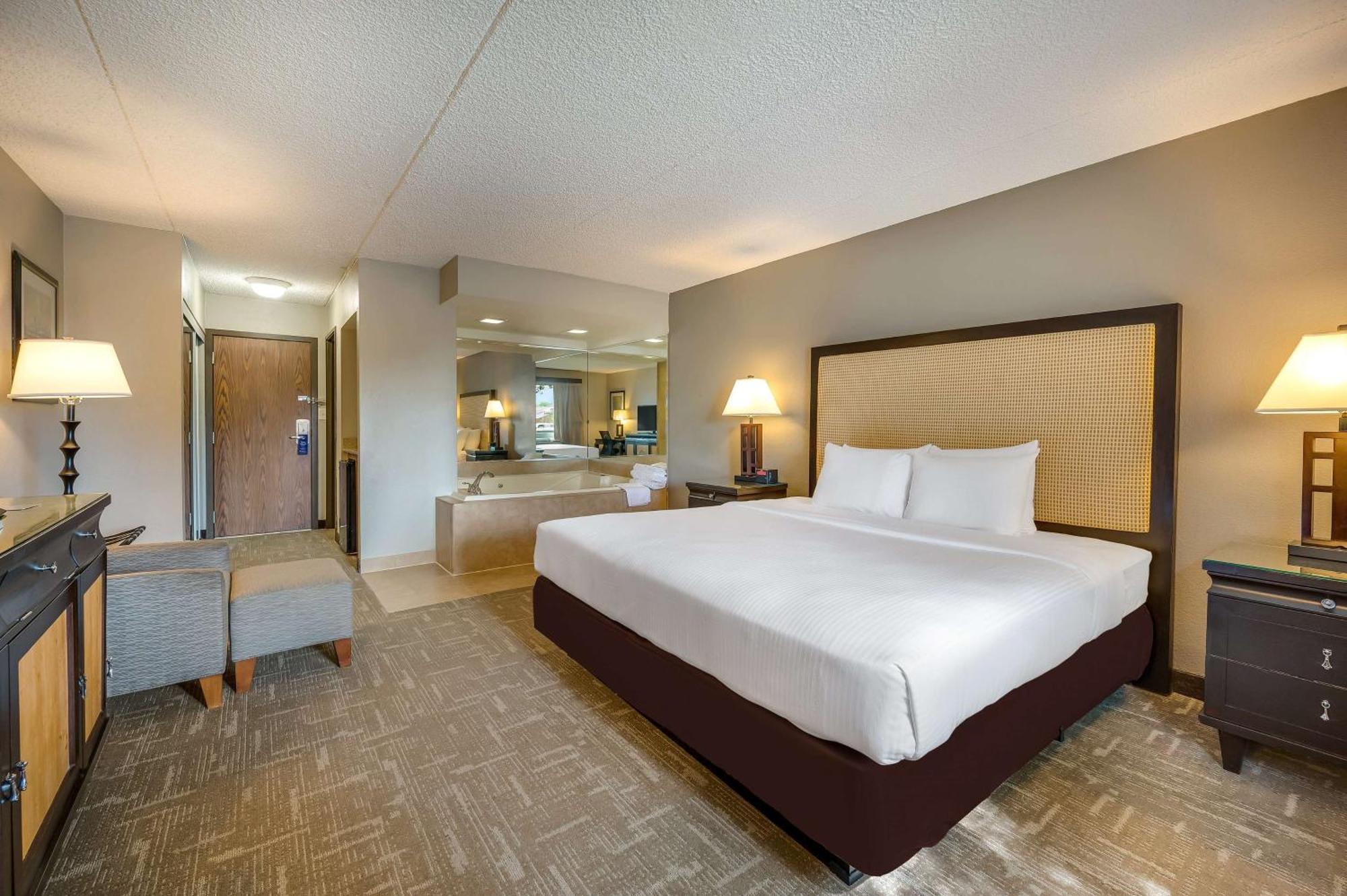 Best Western Detroit Ливония Екстериор снимка