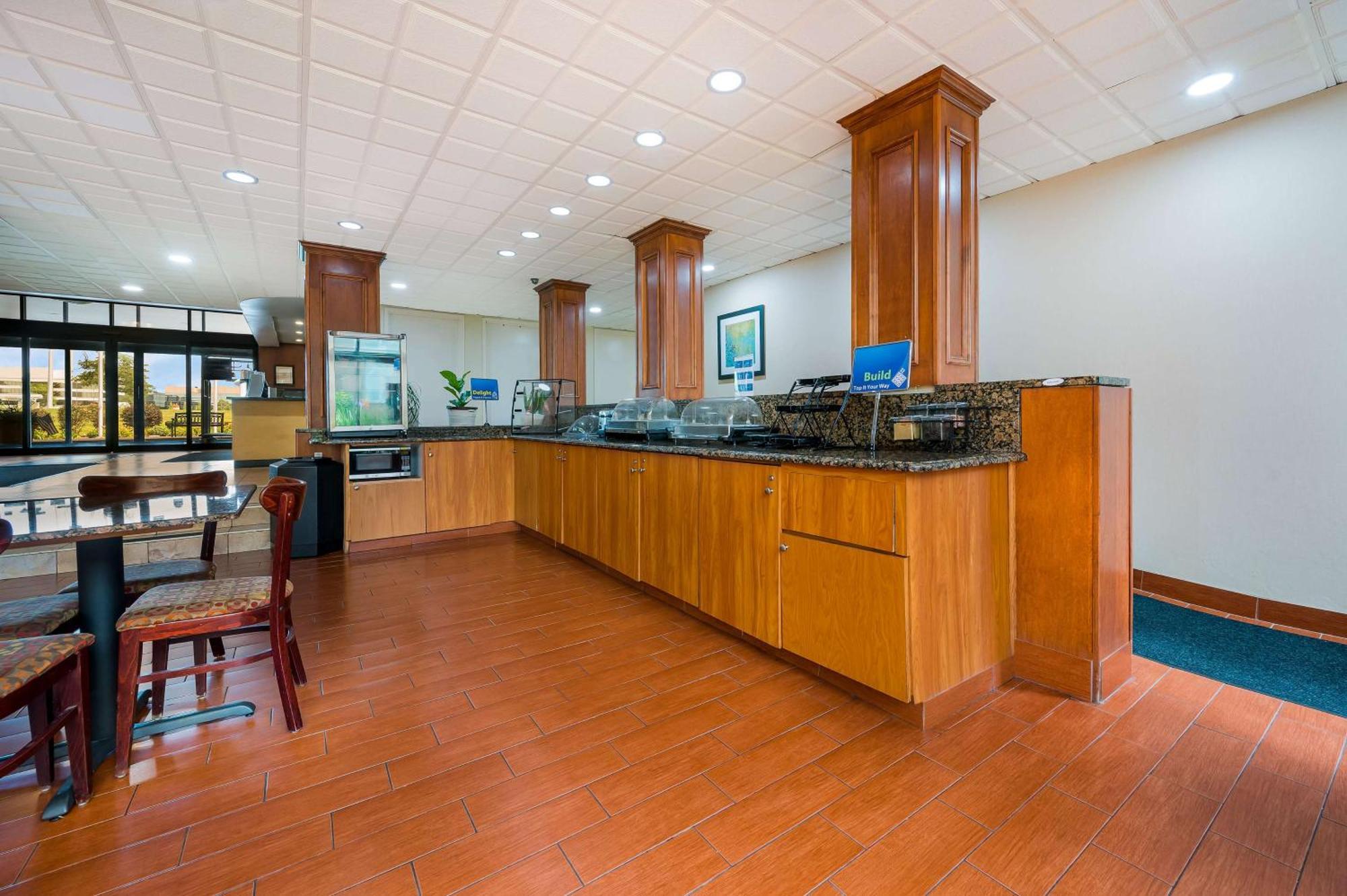 Best Western Detroit Ливония Екстериор снимка