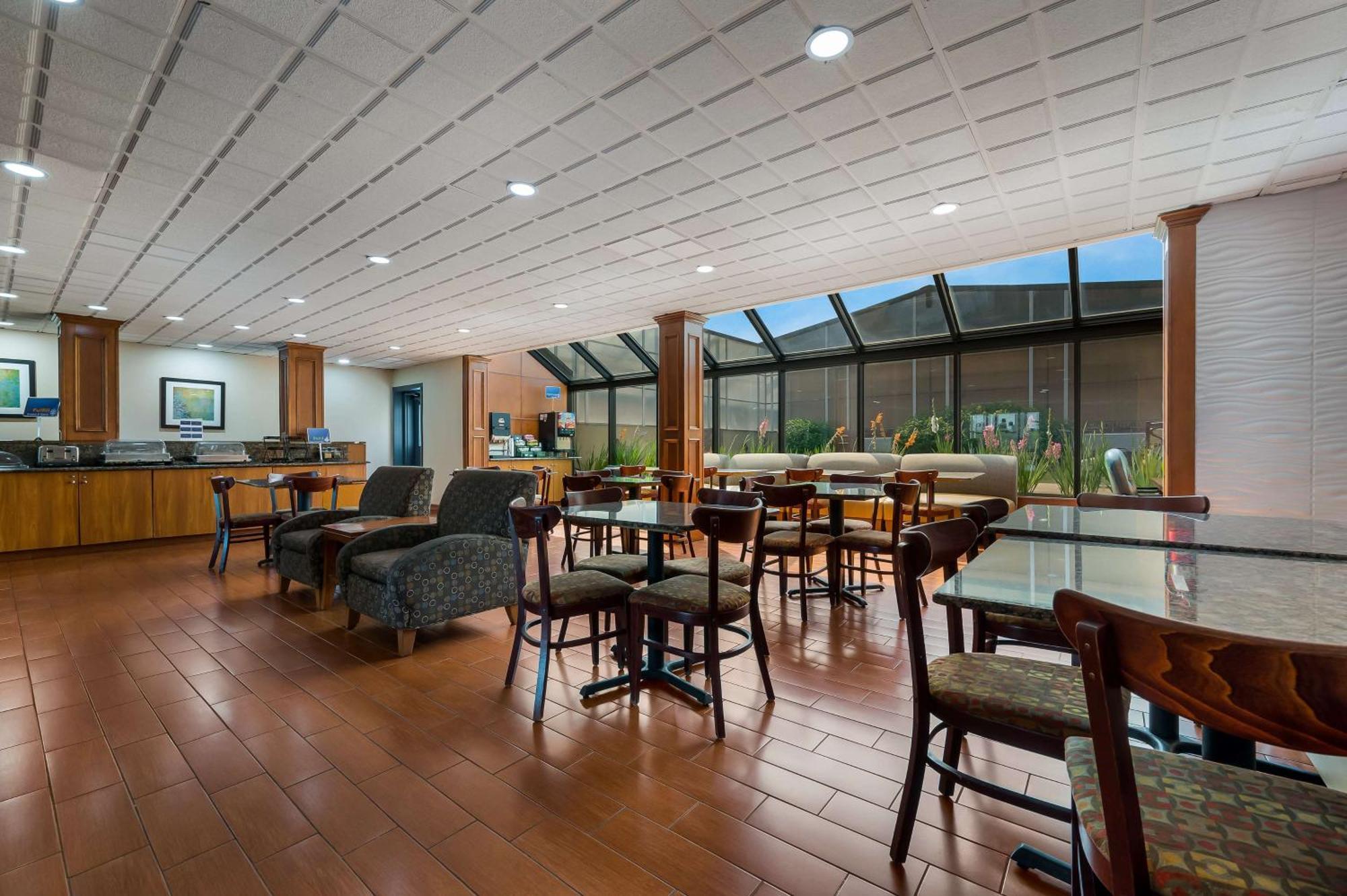 Best Western Detroit Ливония Екстериор снимка