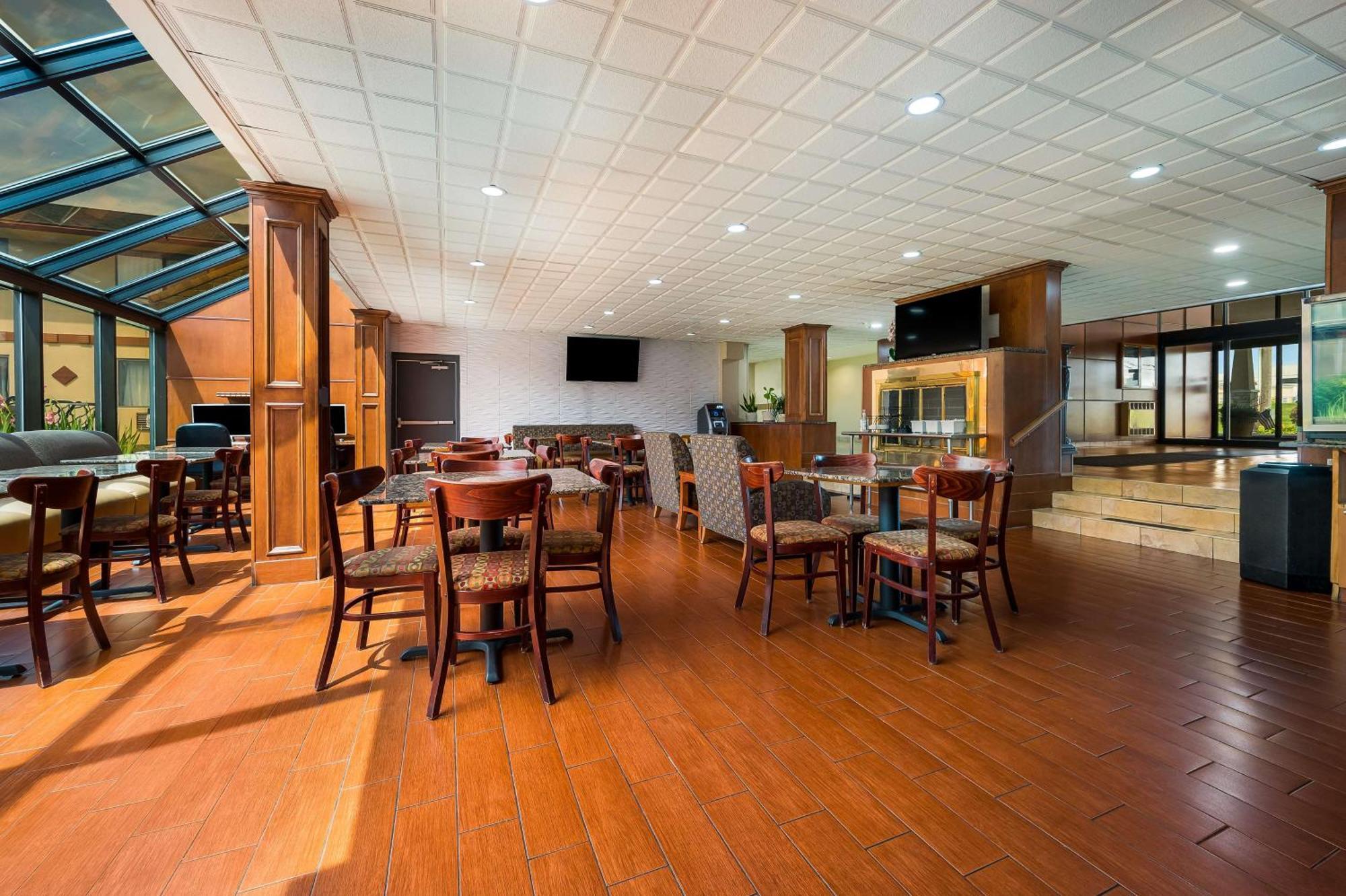 Best Western Detroit Ливония Екстериор снимка