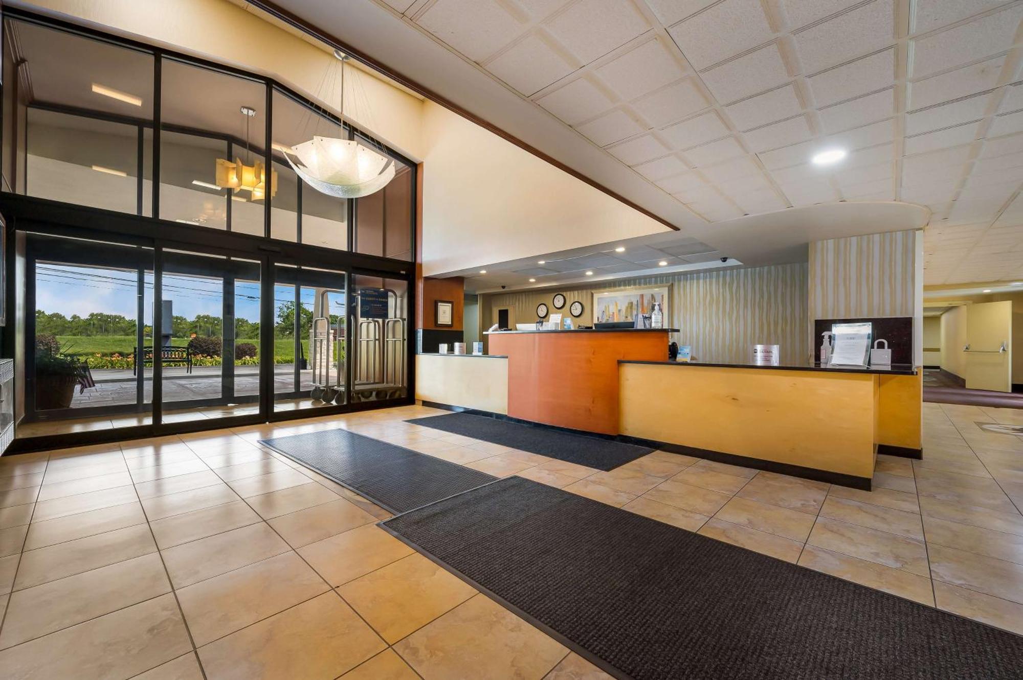 Best Western Detroit Ливония Екстериор снимка