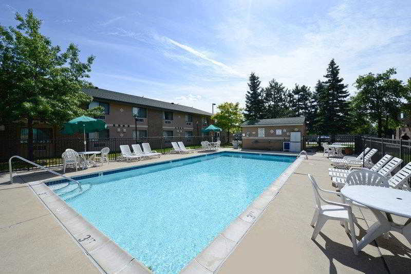 Best Western Detroit Ливония Екстериор снимка