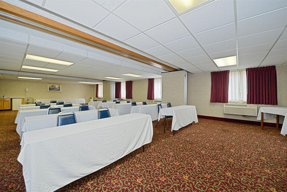 Best Western Detroit Ливония Бизнес снимка