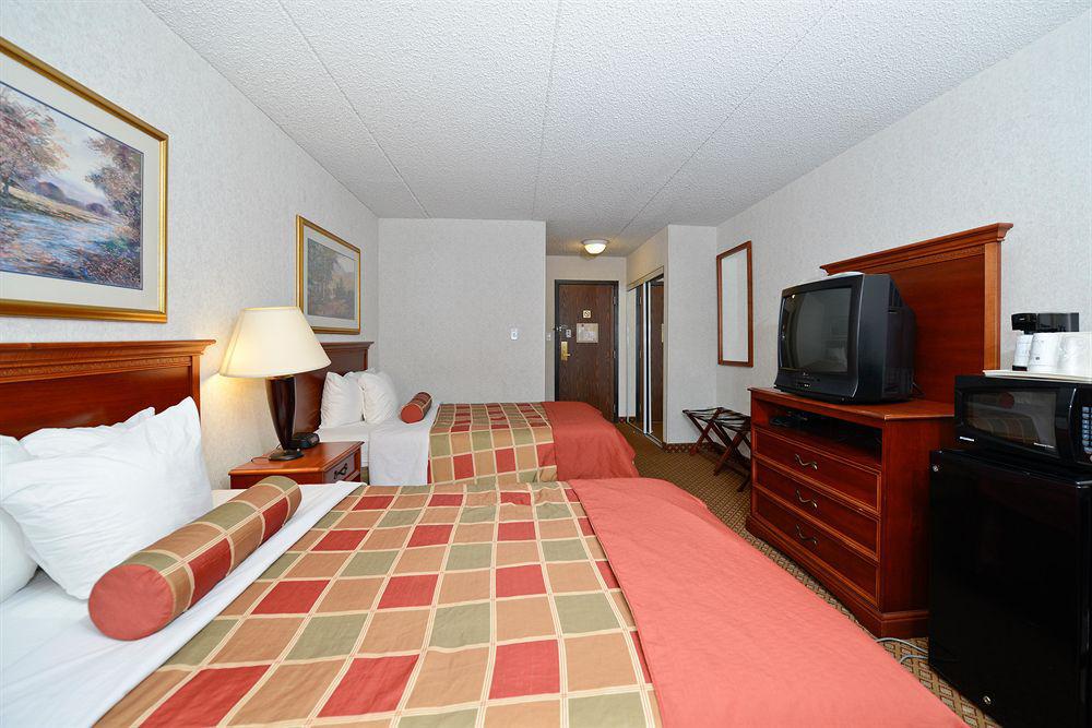 Best Western Detroit Ливония Екстериор снимка