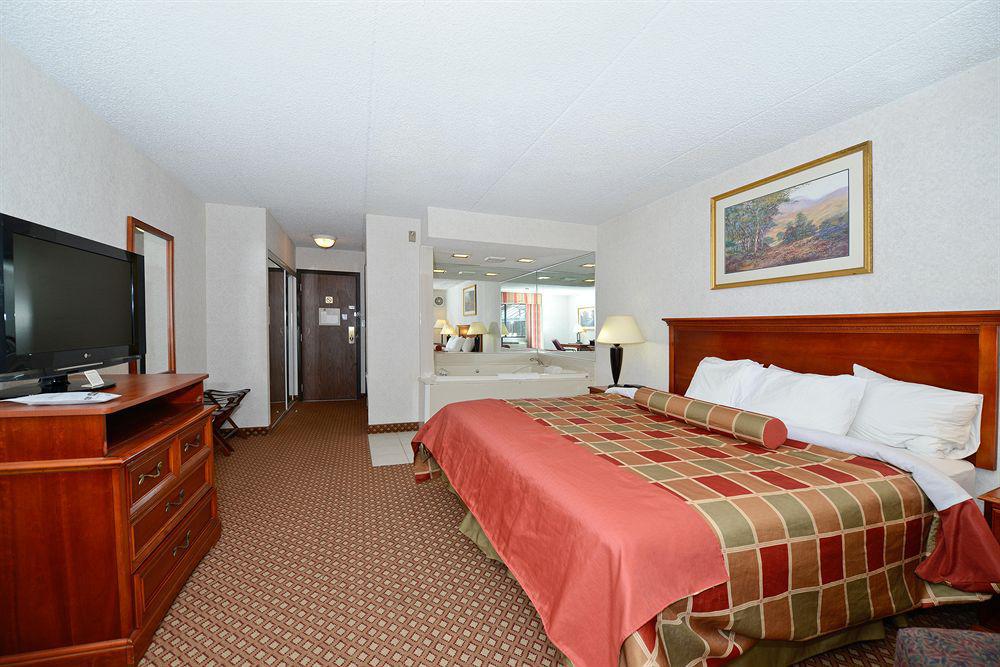 Best Western Detroit Ливония Екстериор снимка